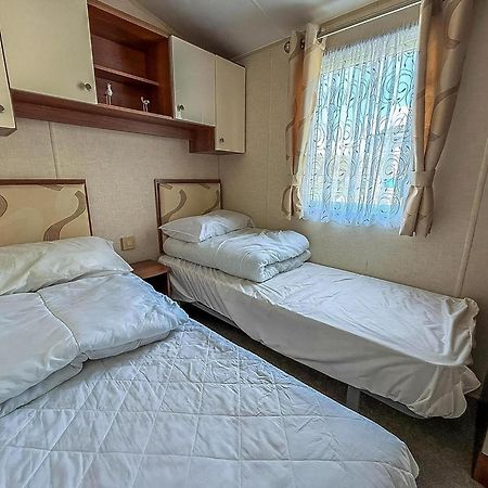 Superb Caravan With Decking And Free Wifi At Naze Marine Park Ref 17236C Уолтън-он-дъ-Нейз Екстериор снимка