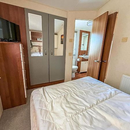 Superb Caravan With Decking And Free Wifi At Naze Marine Park Ref 17236C Уолтън-он-дъ-Нейз Екстериор снимка