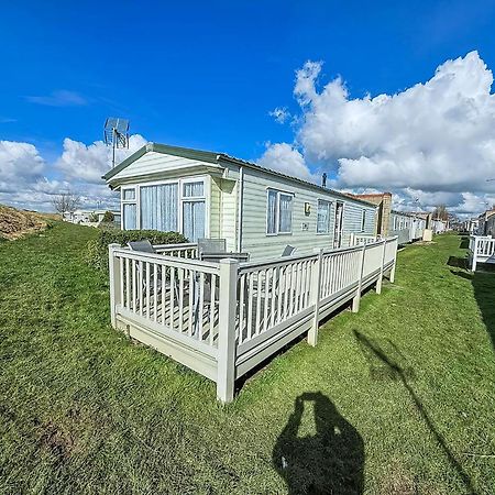 Superb Caravan With Decking And Free Wifi At Naze Marine Park Ref 17236C Уолтън-он-дъ-Нейз Екстериор снимка