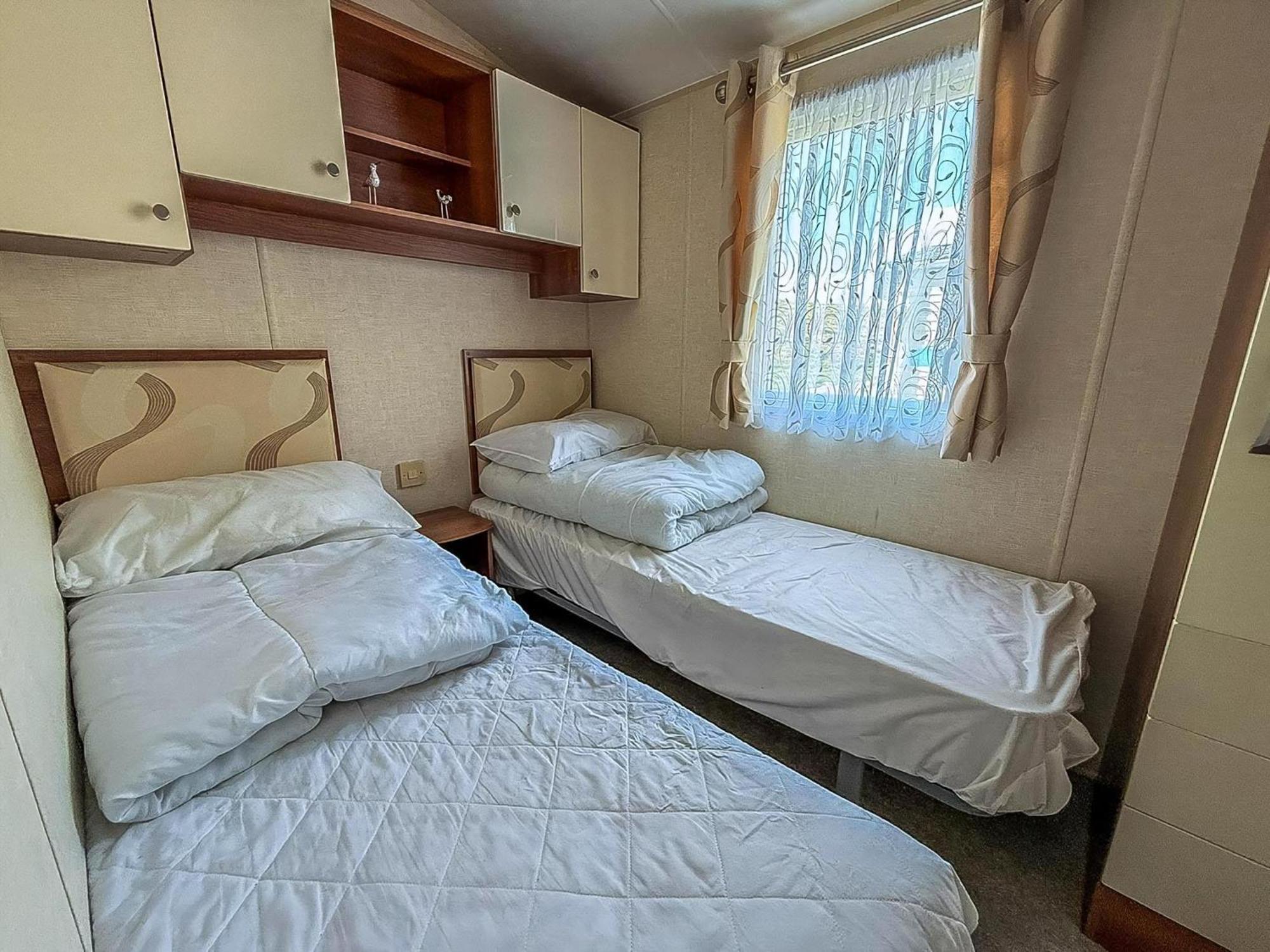 Superb Caravan With Decking And Free Wifi At Naze Marine Park Ref 17236C Уолтън-он-дъ-Нейз Екстериор снимка