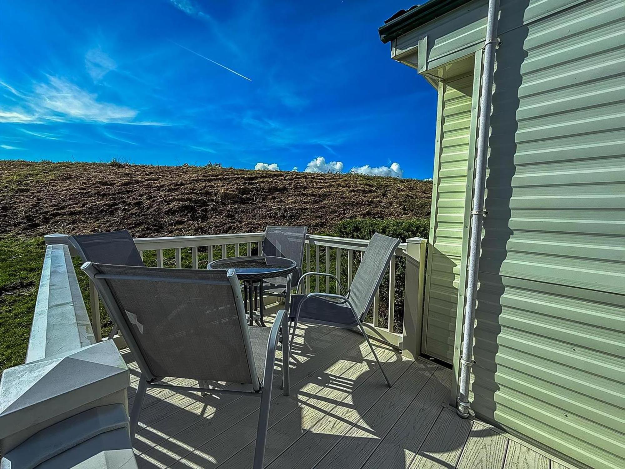 Superb Caravan With Decking And Free Wifi At Naze Marine Park Ref 17236C Уолтън-он-дъ-Нейз Екстериор снимка