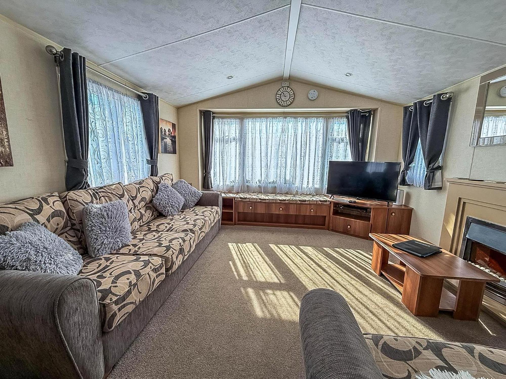 Superb Caravan With Decking And Free Wifi At Naze Marine Park Ref 17236C Уолтън-он-дъ-Нейз Екстериор снимка
